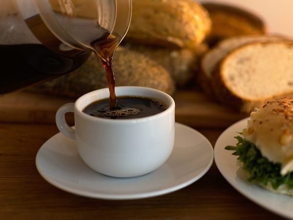 Taza de café instantáneo recién servido