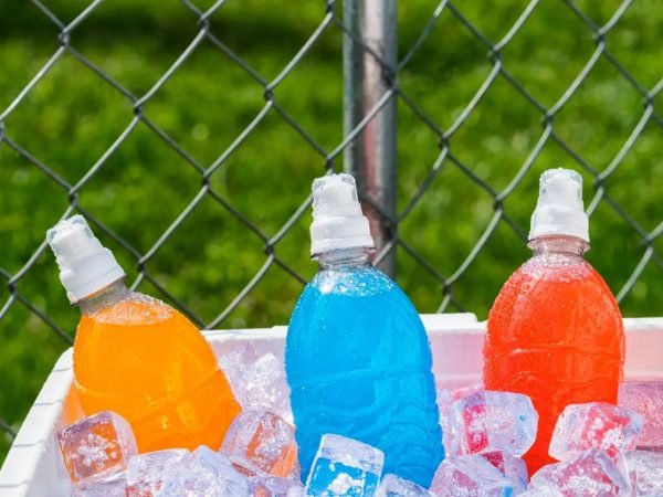 Bebidas funcionales embotelladas sobre hielo
