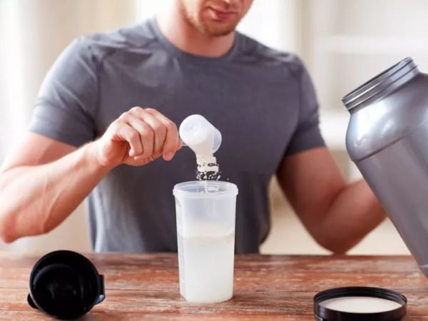 Una persona prepara un batido de proteína en polvo después de entrenar