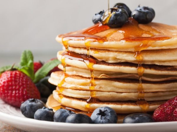 Panqueques hechos con premezcla en polvo, servidos con frutas y miel