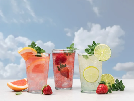 Refrescos en polvo ya preparados, servidos fríos con fruta fresca