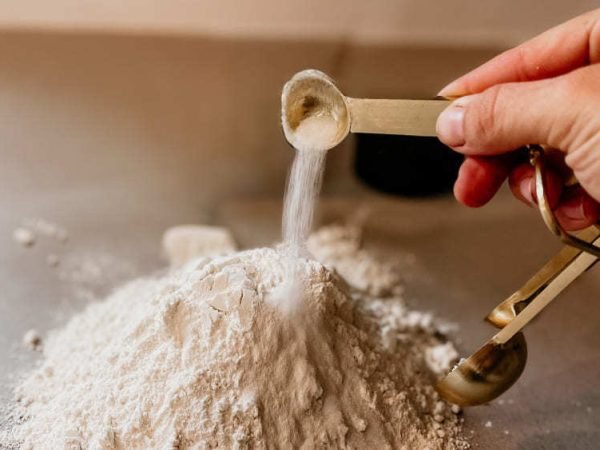 Dosificación de un alimento en polvo con cuchara medidora