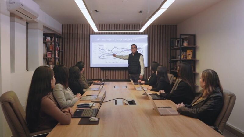 Equipo de Costa Viva en una reunión de trabajo