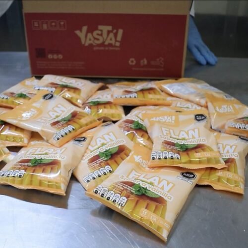 Sachets de flan de la marca Yastá producidos por Costa Viva, listos para empaque