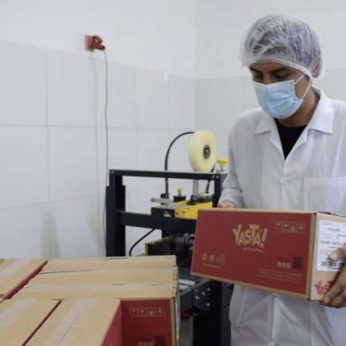 Personal de Costa Viva sellando una caja de producto terminado de la marca Yastá