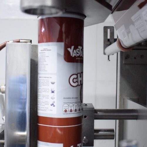 Envasado automático de un producto en polvo de la marca Yastá en la línea de producción